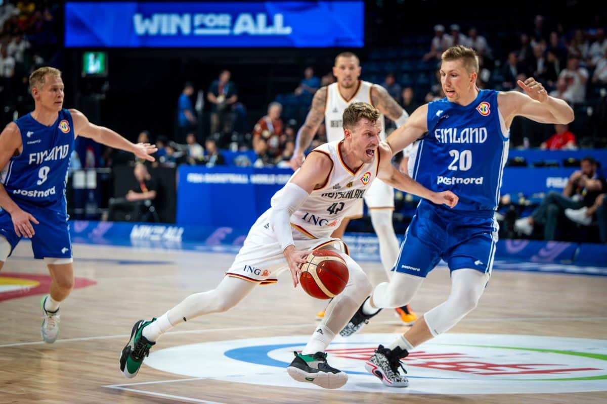 Basketball Okinawa 29.08.2023
FIBA Basketball World Cup 2023
Weltmeisterschaft der Männer
Deutschland (GER) - Finnland (FIN)
Andreas Obst (Deutschland, No.42)
Alexander Madsen (Finnland, No.20)
Foto: Tilo Wiedensohler/camera4