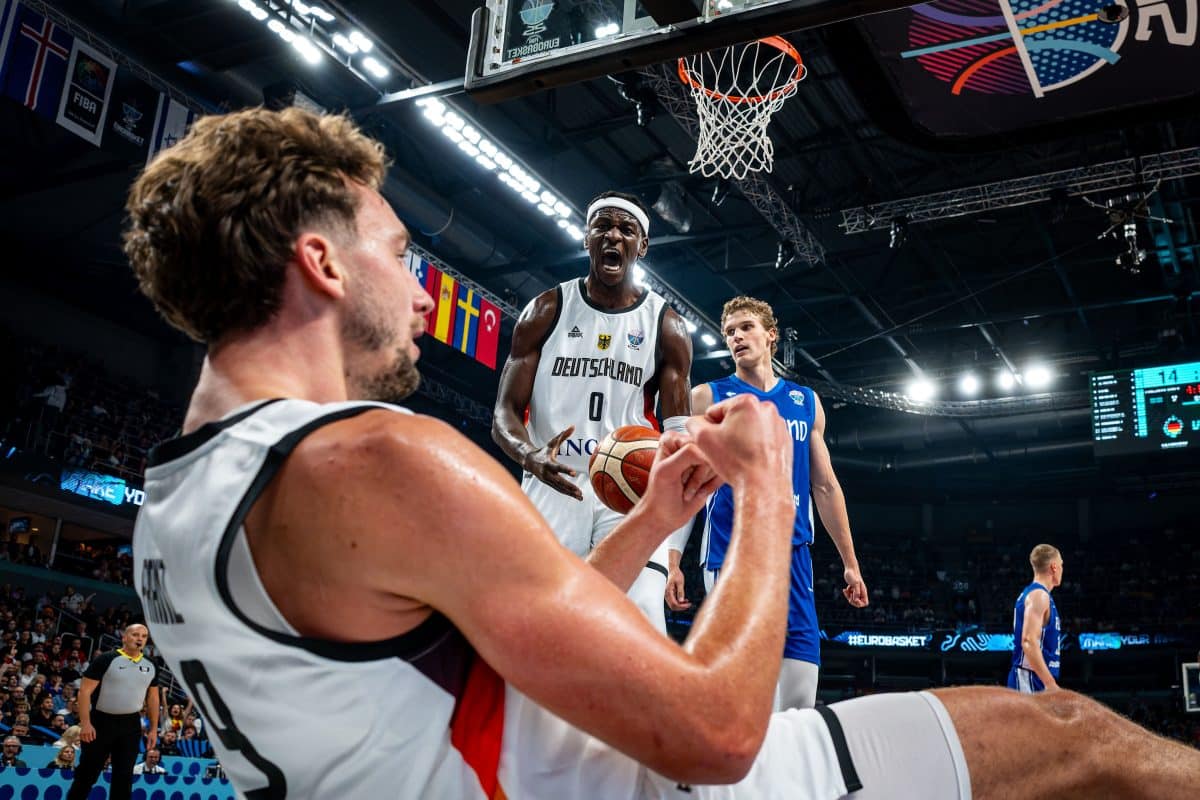 Basketball Riga 12.09.2025
DBB Länderspiel Männer Herren
EuroBasket 2025
Halbfinale
Deutschland (GER) - Finnland (FIN)
Franz Wagner (Deutschland, No.09) vo
Isaac Bonga (Deutschland, No.00)
Jubel
Foto: Tilo Wiedensohler/camera4