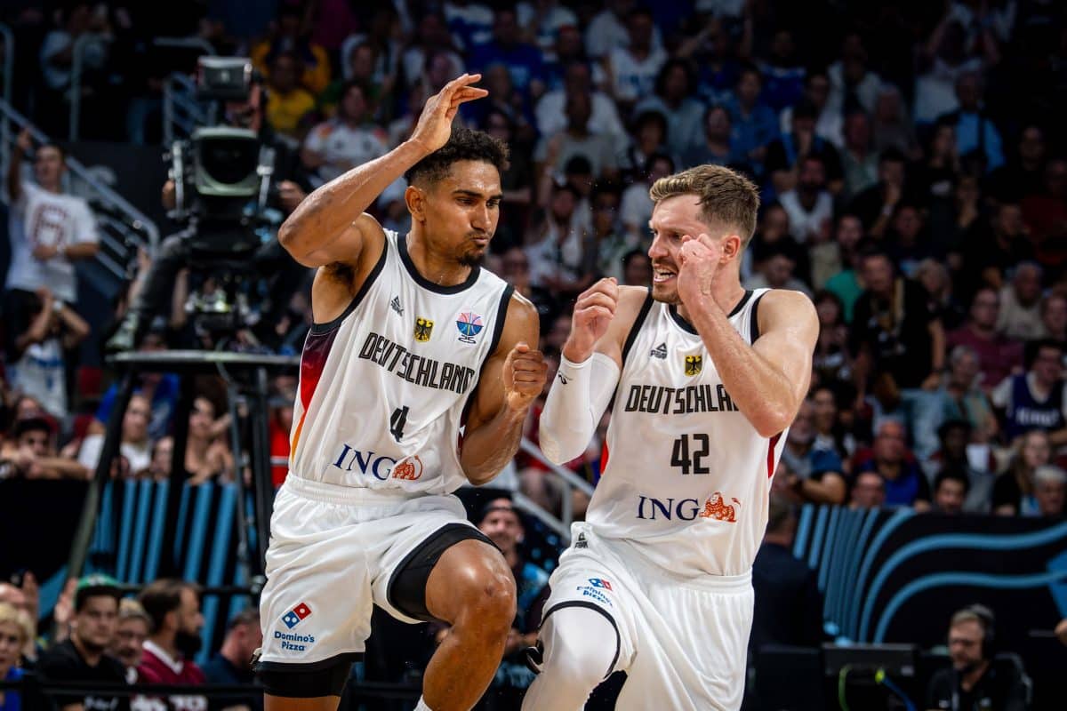 Basketball Riga 10.09.2025
DBB Länderspiel Männer Herren
EuroBasket 2025
Viertelfinale
Deutschland (GER) - Slowenien (SLO)
Maodo Lo (Deutschland, No.04)
Andreas Obst (Deutschland, No.42)
jubel
Foto: Tilo Wiedensohler/camera4